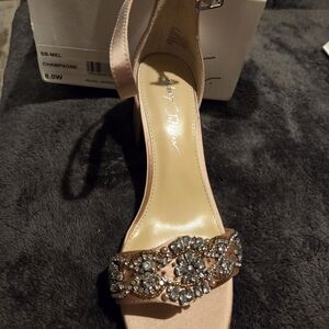 Betsey Johnson Champagne Satin Women's Heels Si E 8W